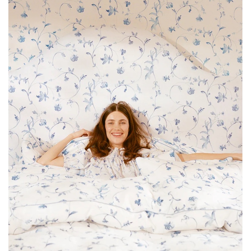 Hill house entire queen bedding set. Excellent used condition.